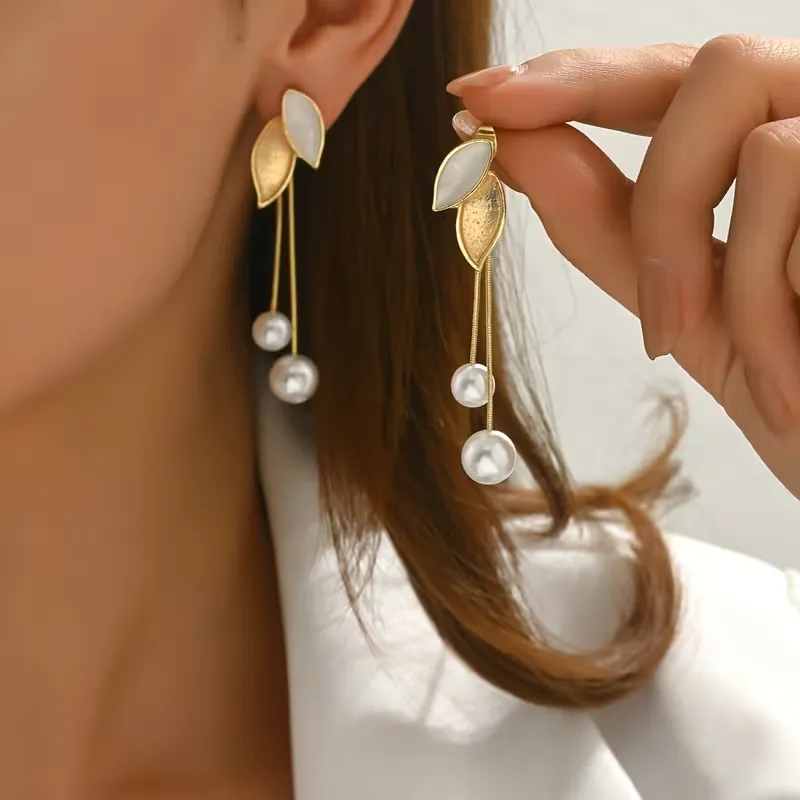Brincos de borla com design de folha dourada elegante e brincos de pérolas falsas